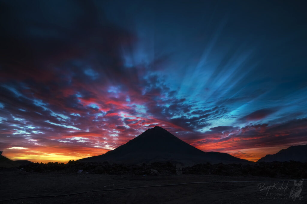 Landschaftsbild Sonnenaufgang hinter dem Pico Fogo in der Cha das Caldeiras auf Fogo