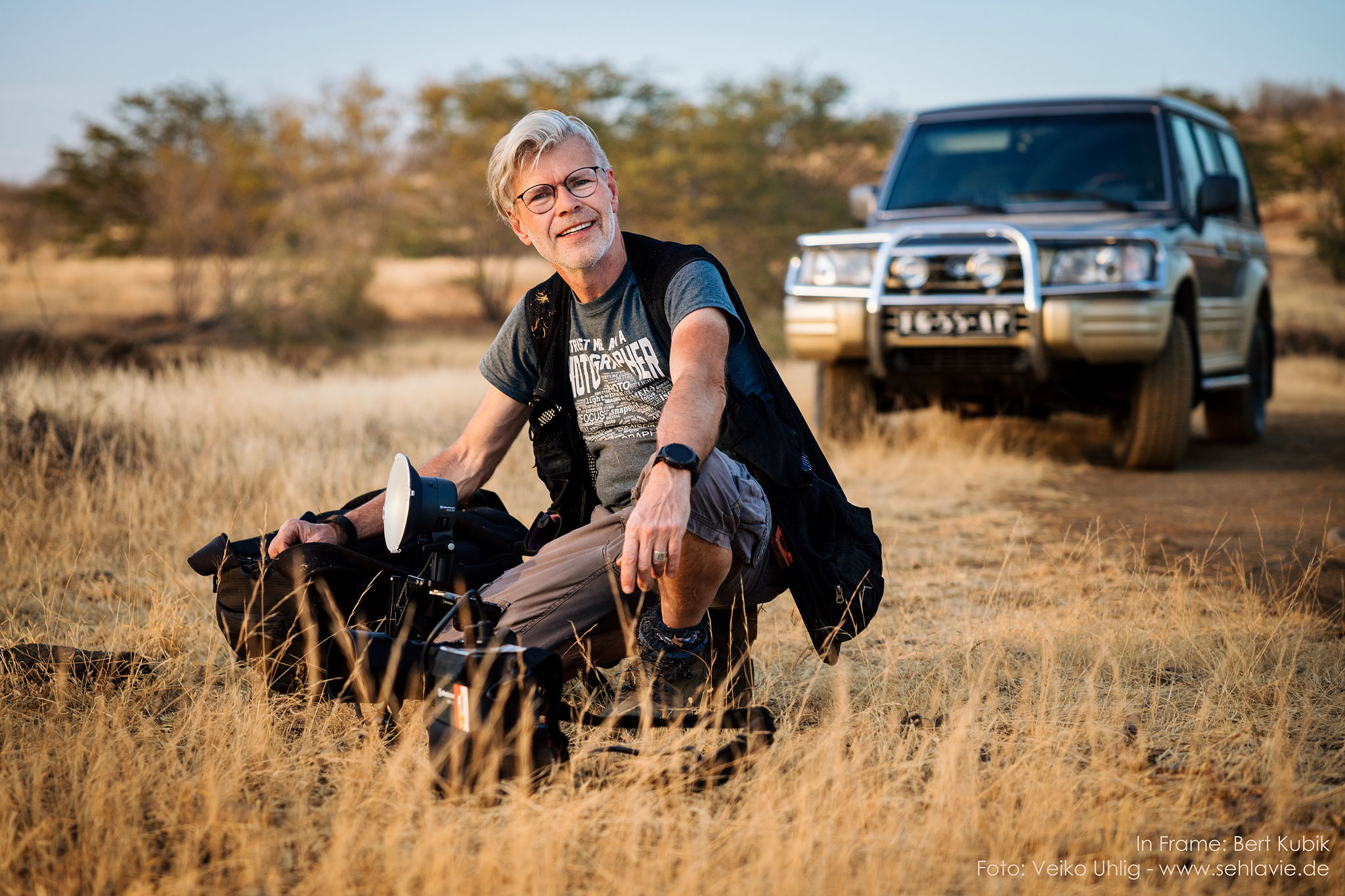 Bert Kubik mit Kamera in der Wildnis auf Fogo