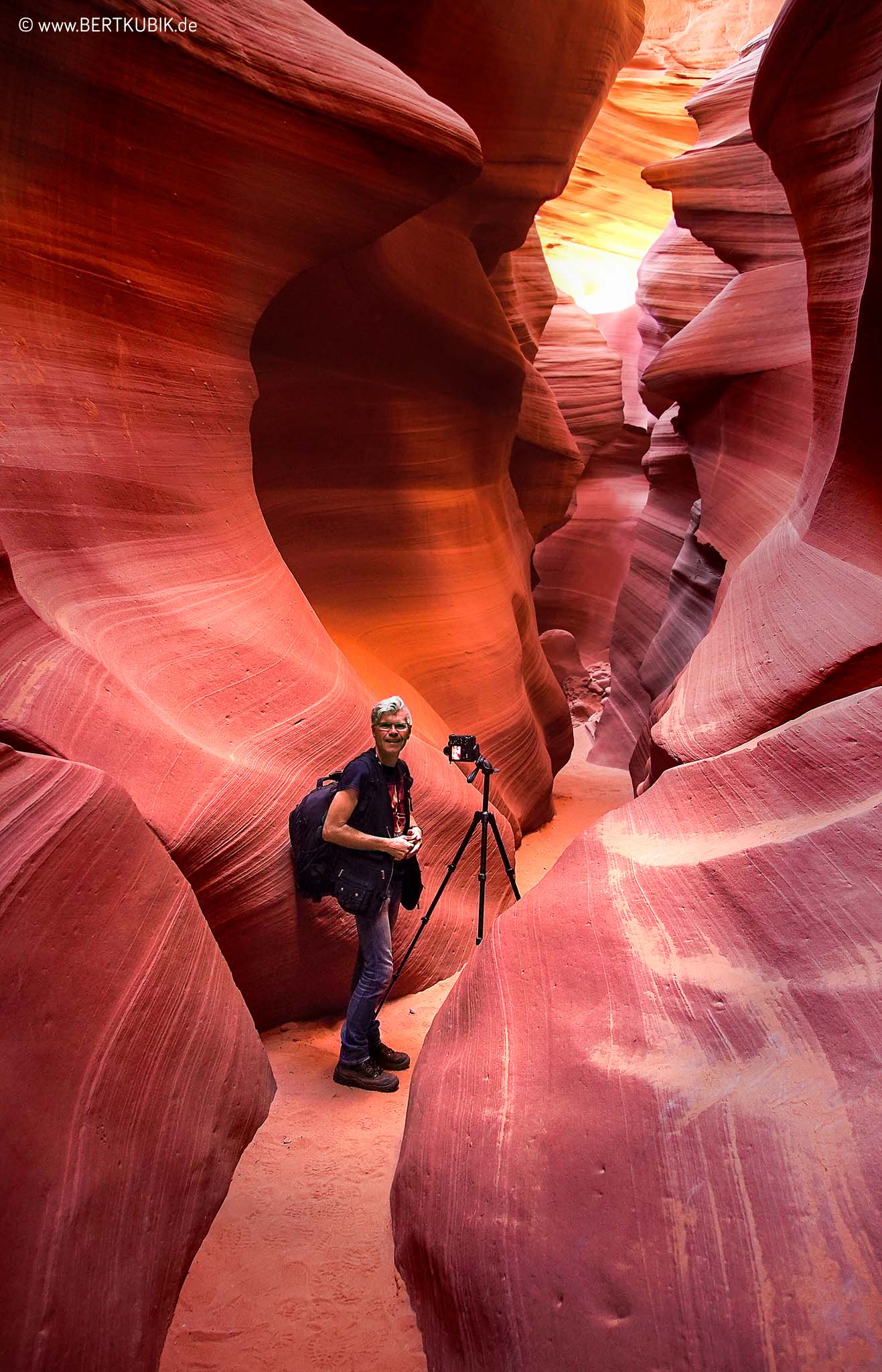 Fotograf Bert Kubik mit Kamera im Lower Antelope Canyon