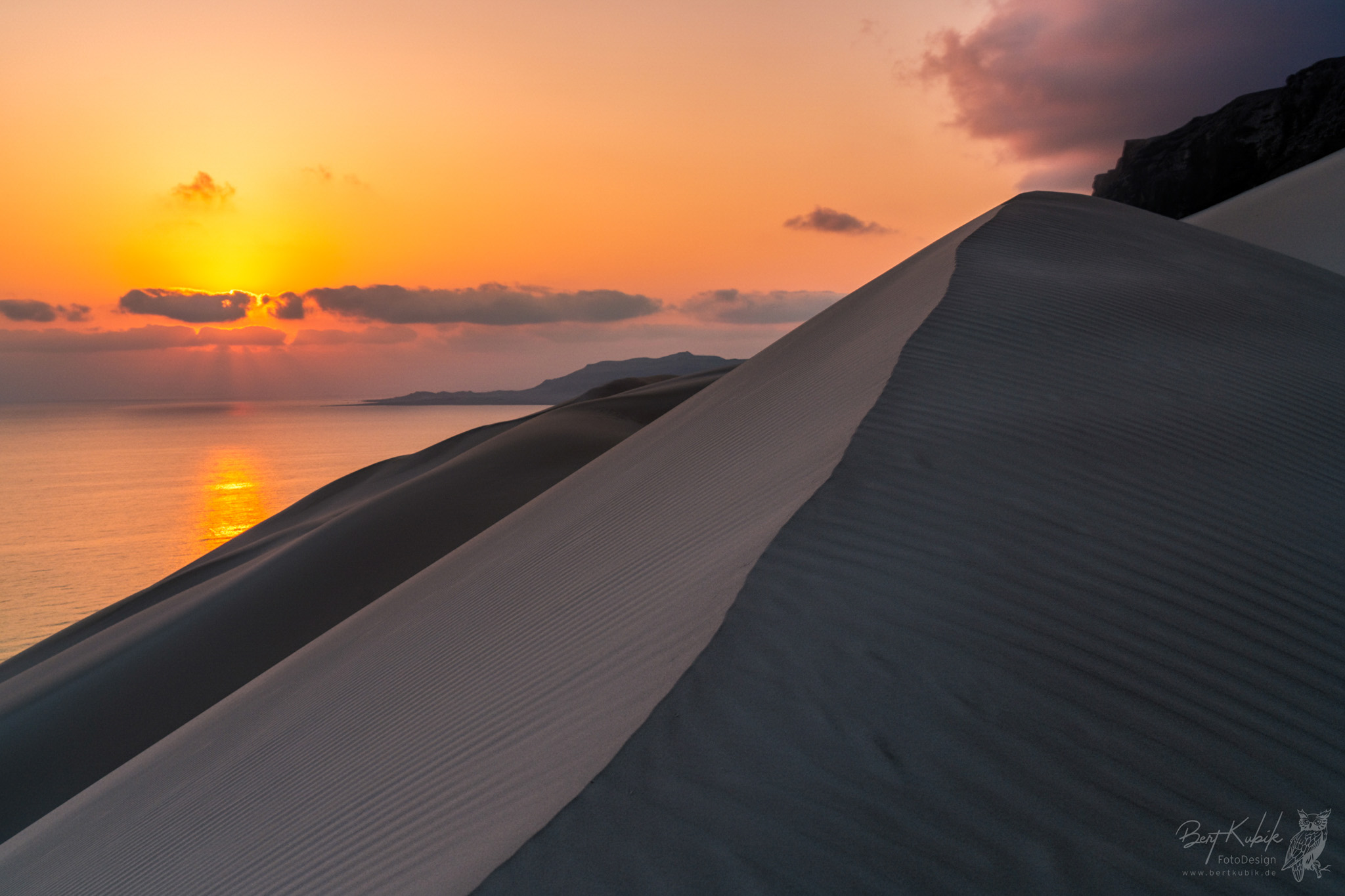 Fotos von Landschaften auf der Insel SOCOTRA / Jemen, wie auch von den Städten Abu Dhabi und Dubai auf der Hin- und Rückreise über die Vereinigten Arabischen Emirate - Eine Reise vom Fotografen Bert Kubik im April 2025